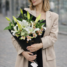 Cono de Liliums y Alstroemerias