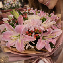 Ramo en Cono de Liliums Rosados mas Flores a Tono