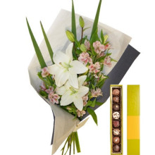 Ramo de Alstroemerias y Liliums más Trufas Rapanui x8