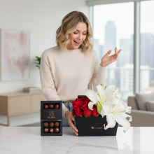 12 Rosas y Liliums en Caja Mas 15 Bombones