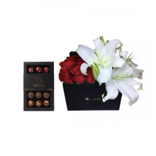 12 Rosas y Liliums en Caja Mas 15 Bombones