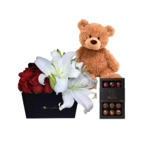 12 Rosas y Liliums en Caja mas Oso y Bombones