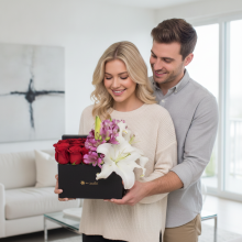 12 Rosas con Liliums y Alstroemerias en Fina Caja Tu Jardin