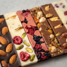 12 Rosas en Cono mas Caja Mosaico Rapanui