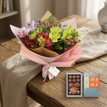 Cono de Alstroemerias e Hipérico + Chocolates Rapanui 250gr